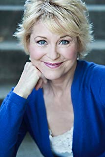 How tall is Dee Wallace?